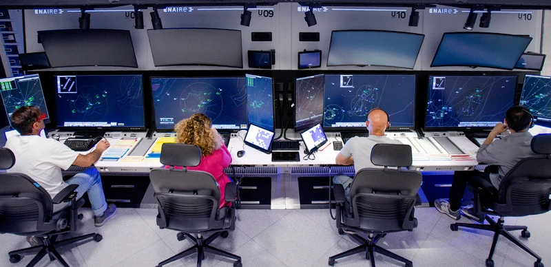 Controladores a�reos en el Centro de Control de Enaire en Canarias. Foto: Enaire 